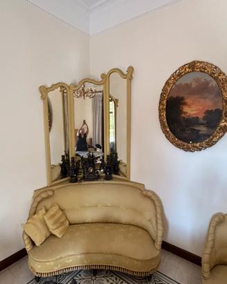 Divano con specchiera e poltrone vintage