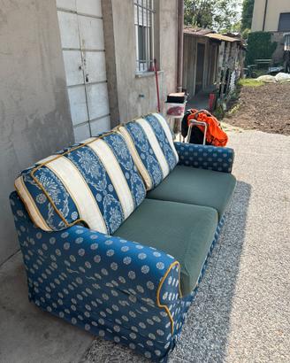 Divano doppio tenuto bene