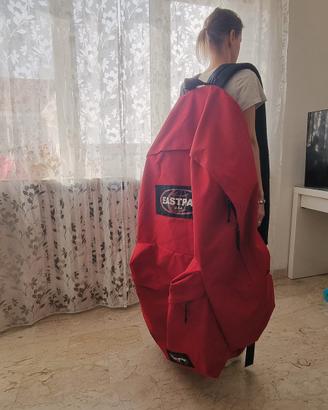 Zaino Eastpak gigante pubblicitario
