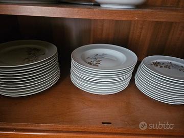 servizio di piatti in porcellana