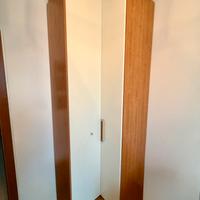 Armadio angolare con due ante.