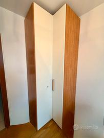 Armadio angolare con due ante.