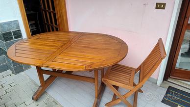 tavolo in legno con 4 sedie