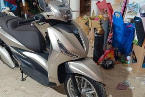 Piaggio Beverly 400 hpe (2025) 3000km sinistrato
