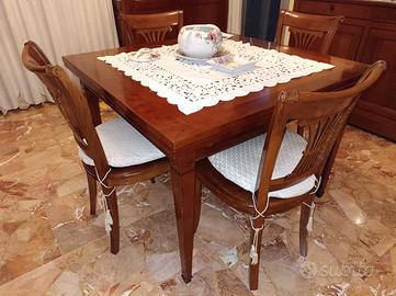 Tavolo allungabile con tre sedie