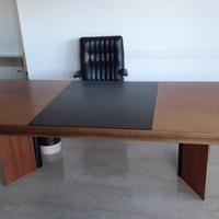 Scrivania direzionale in legno, inserto in pelle