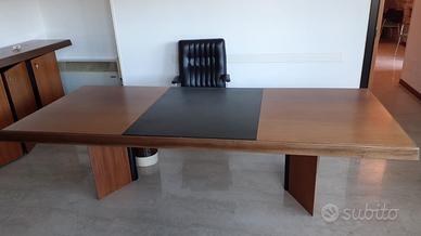 Scrivania direzionale in legno, inserto in pelle