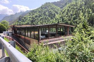 Autosalone panoramico + Piccola officina + 250 mq