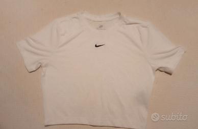 T-shirt Nike Sportswear Essential "Crop Top". Smal