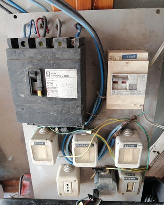 Quadro elettrico con interruttore magnatotermico