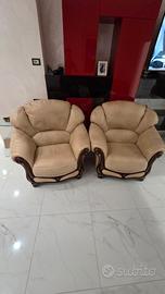 Due poltrone in vera pelle beige con inserti in le