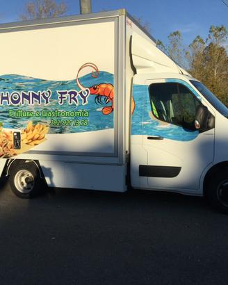 Truckfood attrezzato con friggitrici