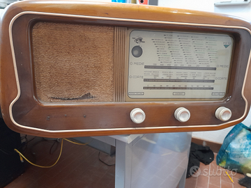 Vecchia radio d'epoca