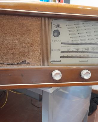 Vecchia radio d'epoca