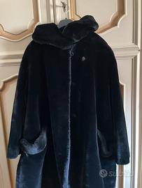 Pelliccia nera vintage con cappuccio