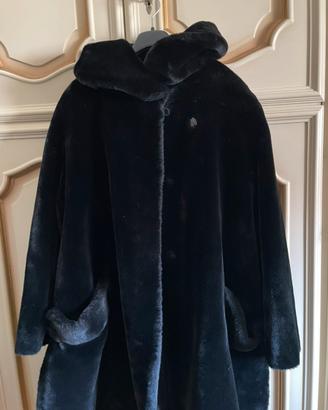 Pelliccia nera vintage con cappuccio
