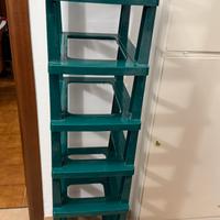 Scaffale con contenitori