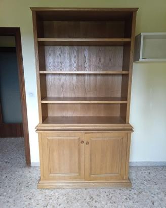 Libreria con vano chiuso a due ante.