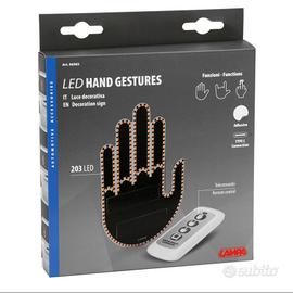 Luce a forma di mano decorativa illuminata