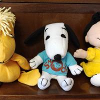 Tre peluche Peanuts: Woodstock, Snoopy e Lucy