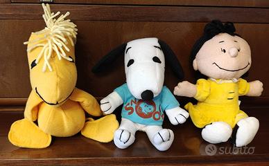 Tre peluche Peanuts: Woodstock, Snoopy e Lucy