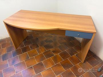 Scrivania in legno