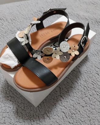 Sandali Donna Obsel Neri con Fiori Metallizzati - 