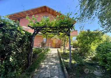 VILLA A SCHIERA A MONCALIERI