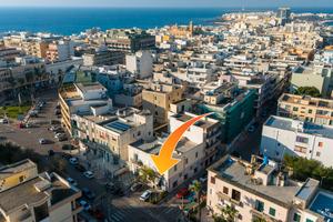 Locale Commerciale con Parcheggio Privato