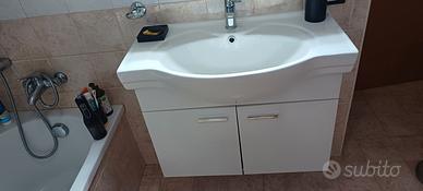 Lavandino con armadio incorporato e miscelatore