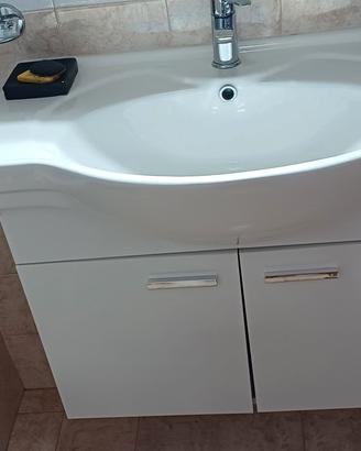 Lavandino con armadio incorporato e miscelatore