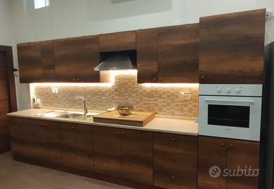 Cucina con lavastoviglie 