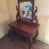 toeletta in legno con specchio. antiquariato. 