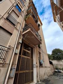 Camere in appartamento zona Annunziata