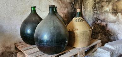 Vino spunto in dammigiane da 54 litri