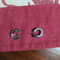 Orecchini in acciaio. 1 ora a 5 euro