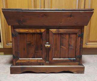 Mobiletto in legno arte povera. 