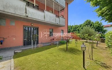 3 LOCALI CON AMPIO GIARDINO DI 200MQ, BOX AUTO E C
