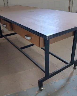 Tavolo da laboratorio anni '70. 