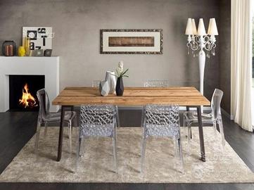 Tavolo in legno vecchio di conifera