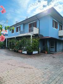 Villa bifamiliare con capannone