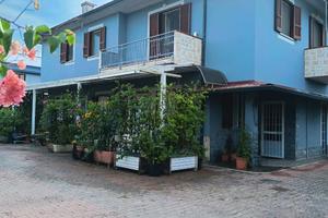 Villa bifamiliare con capannone