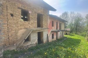 Rustico Pratogaudino con 11 giornate terreno bosco