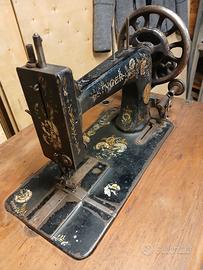 elegante macchina da cucire d’epoca Singer