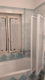 vasca da bagno con paraschizzi
