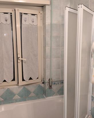 vasca da bagno con paraschizzi