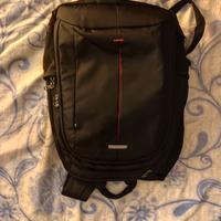 Zaino porta computer di marca colore nero