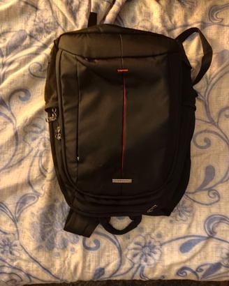 Zaino porta computer di marca colore nero