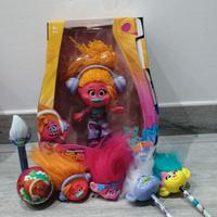 Lotto Trolls Bambola DJ Suki + Gadget vari