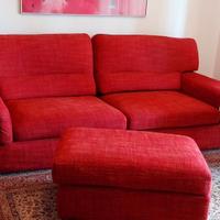 Divano rosso 3 posti con pouf